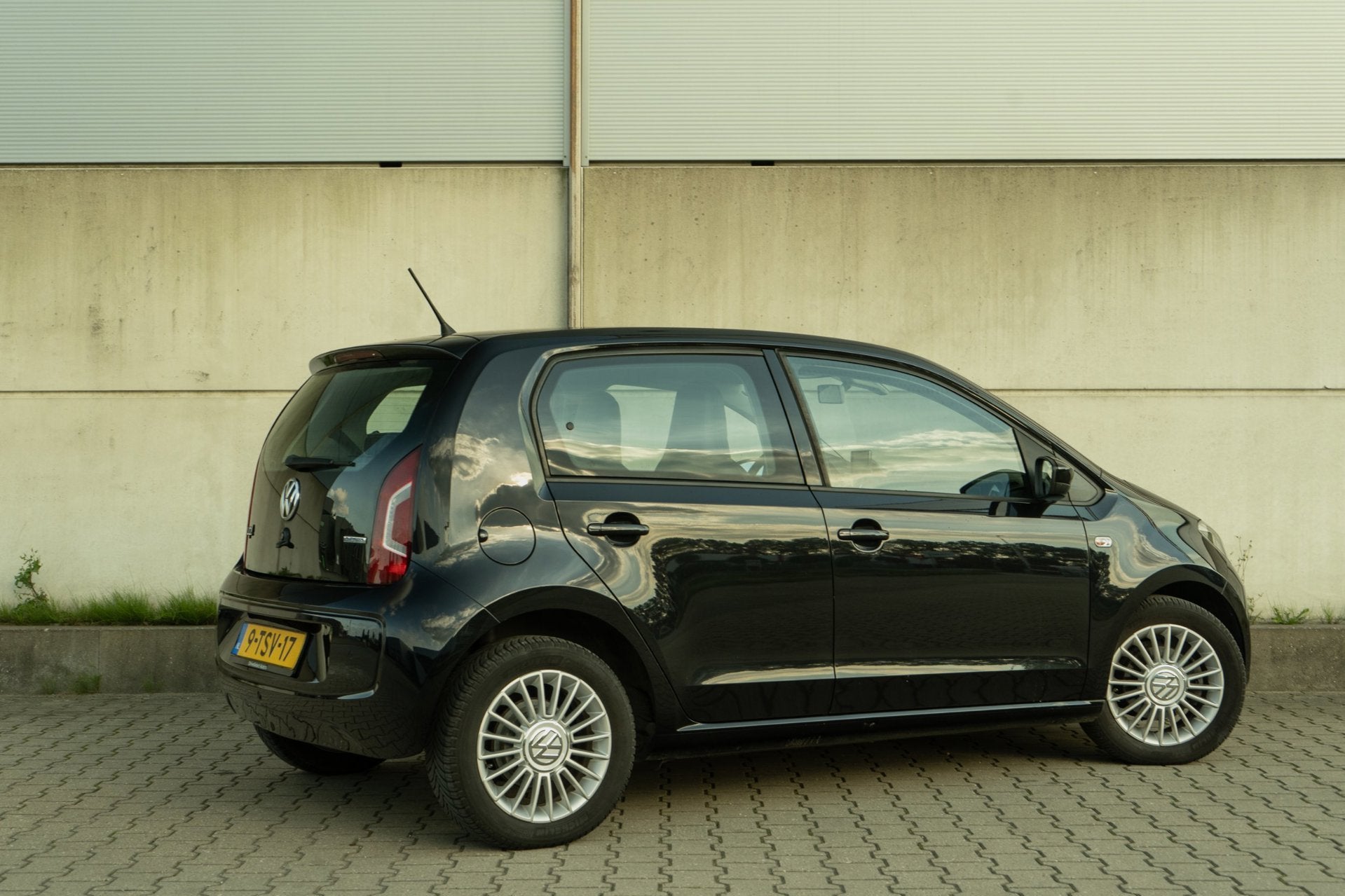 Foto 2 van Volkswagen Up! 1.0 high up! BlueMotion - lederen bekleding -