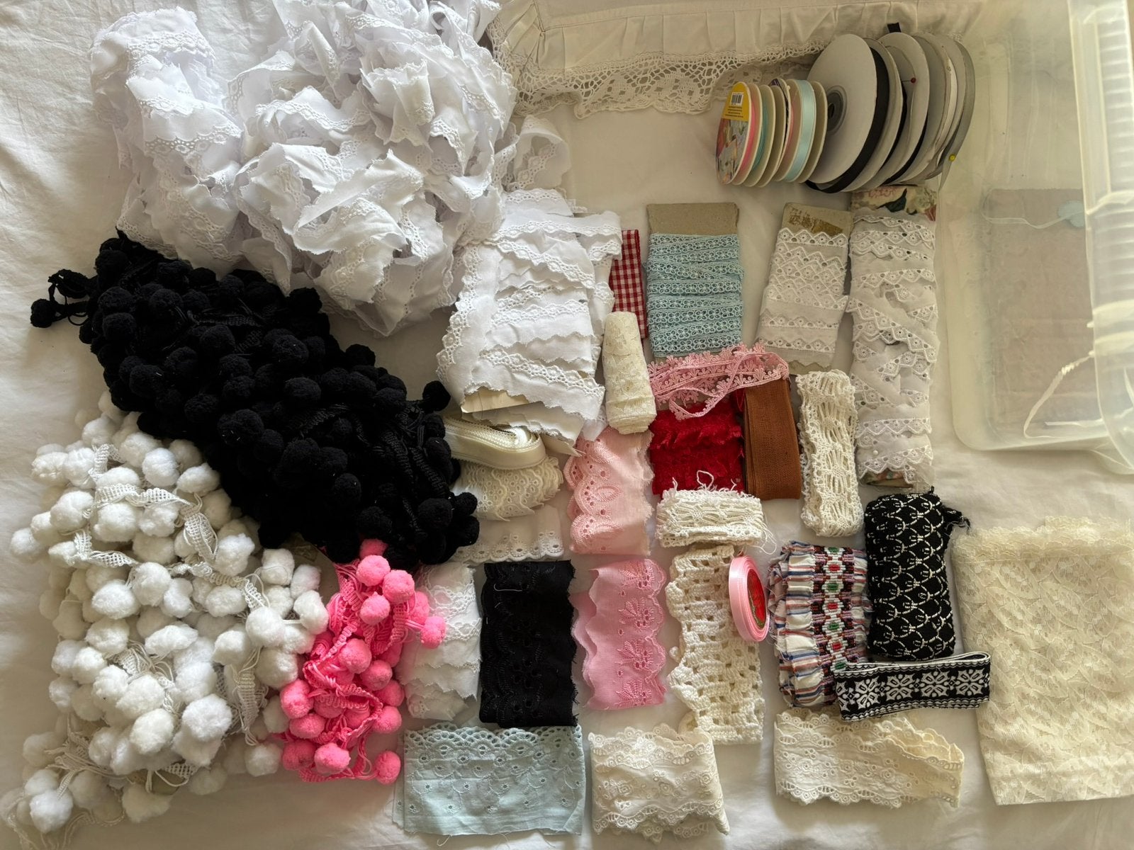 Heel  veel lint  kant. Broderie. En andere versiersels ., Hobby en Vrije tijd, Naaien en Fournituren, Ophalen of Verzenden, Zo goed als nieuw