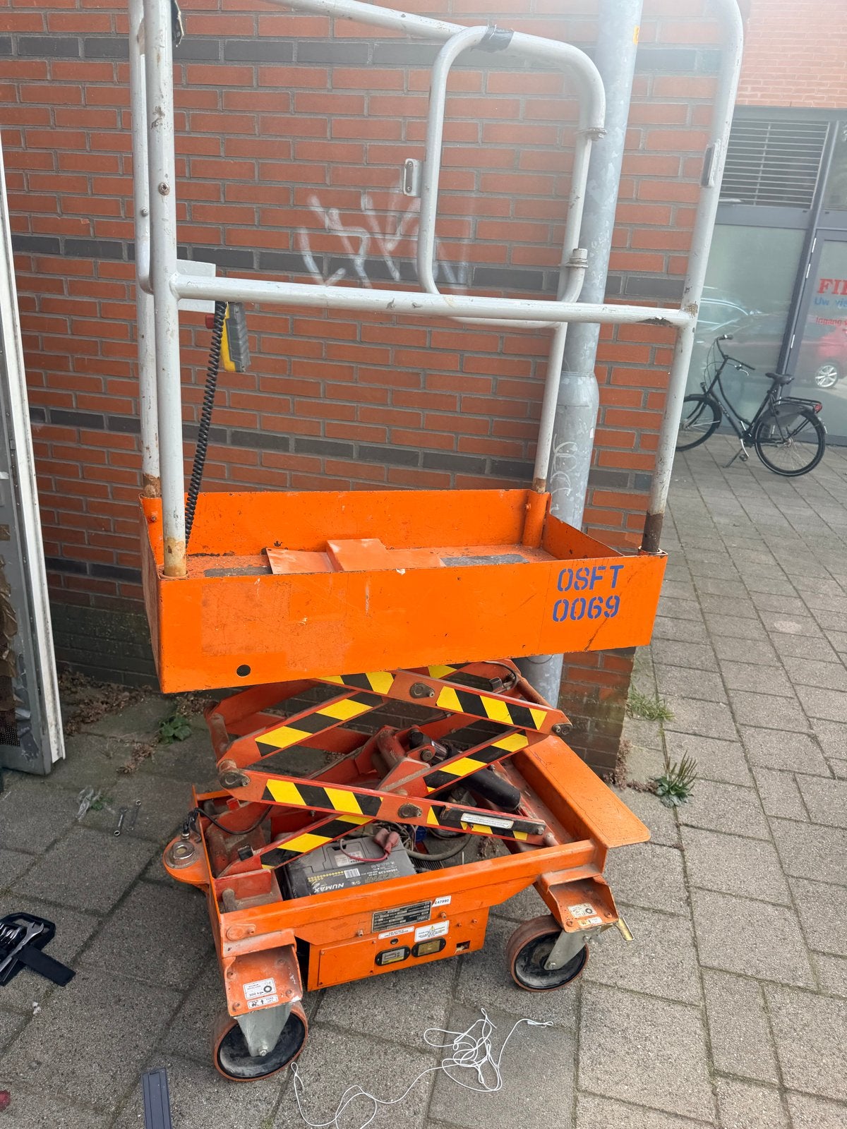 Compacte schaarlift - Ikleine klussen (lekt olie) 350 euro, Ophalen, Gebruikt, Minder dan 2 meter