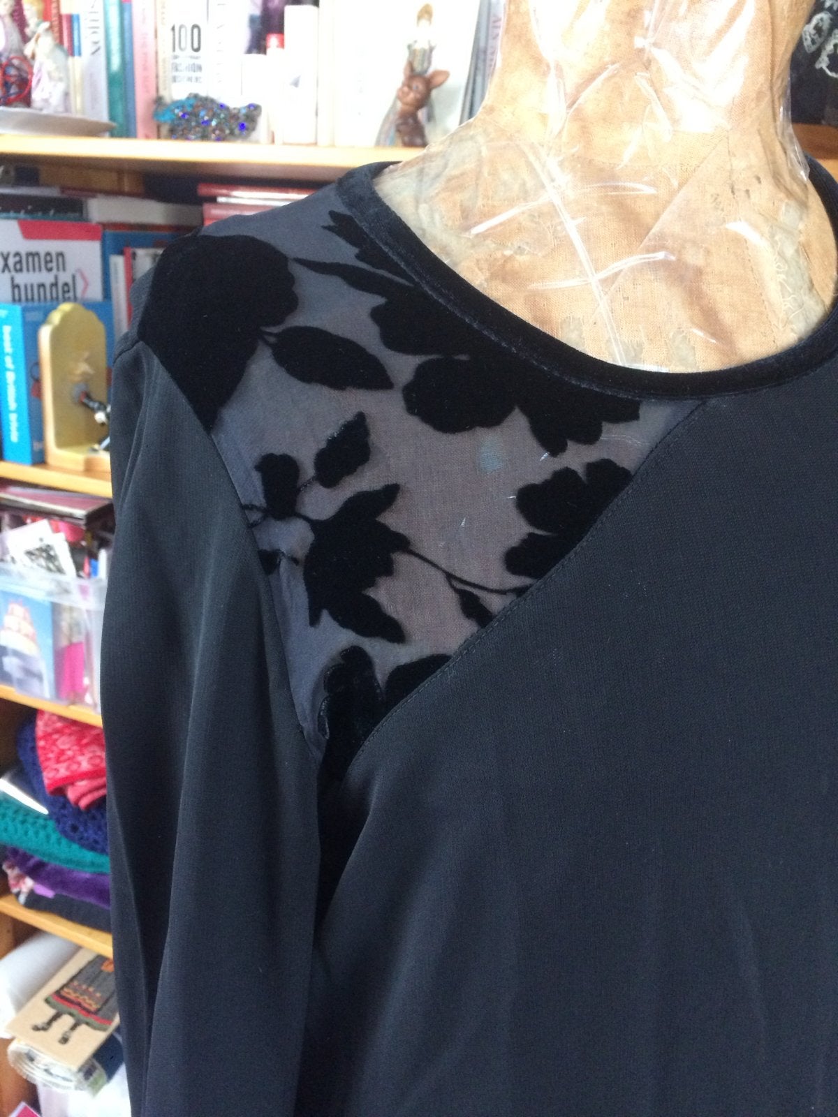 Zwart shirt met fluwelen bloemendetail - Maat XL, Kleding | Dames, Zwart, Maat 46/48 (XL) of groter, Ophalen of Verzenden, Lange mouw