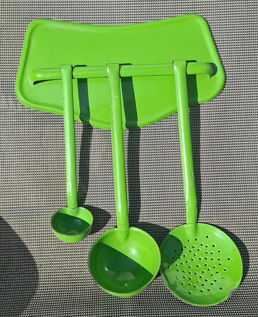 Mooi groen emaille lepelrek met 3 lepels, Antiek en Kunst, Antiek | Emaille, Ophalen of Verzenden