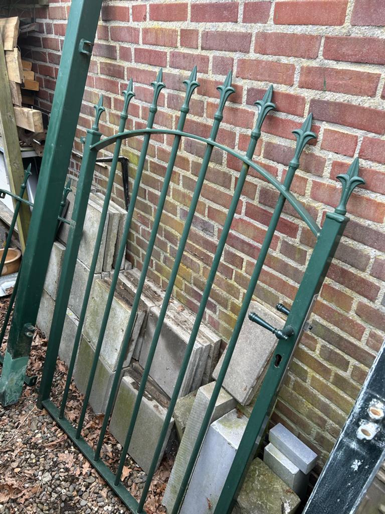 Tuinpoort met paal en klein hekje., Ophalen, Met poort, Gebruikt, Sierhekwerk
