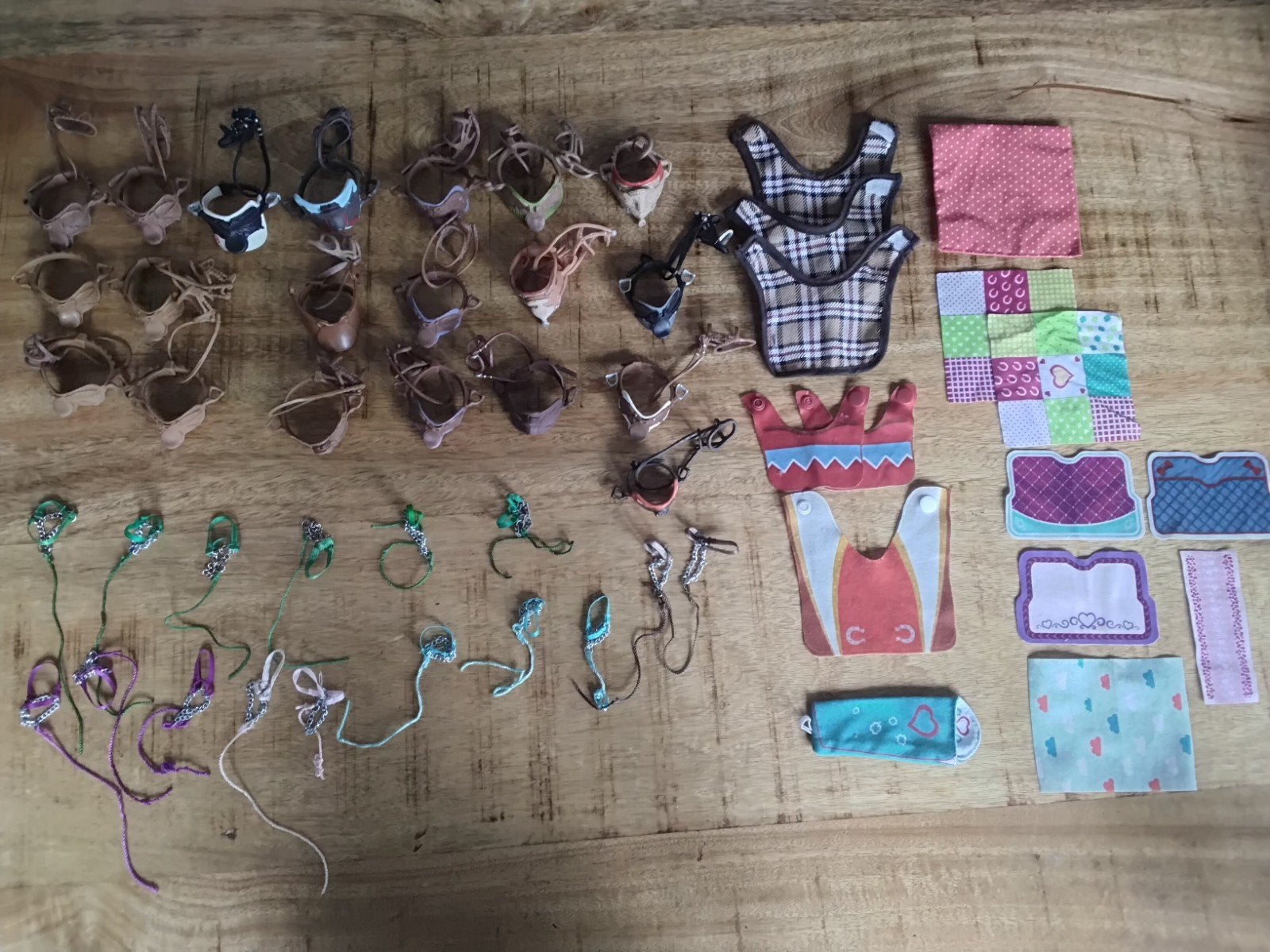 Schleich zadel met hoofdstel, halsters en kleedjes, Ophalen of Verzenden, Zo goed als nieuw