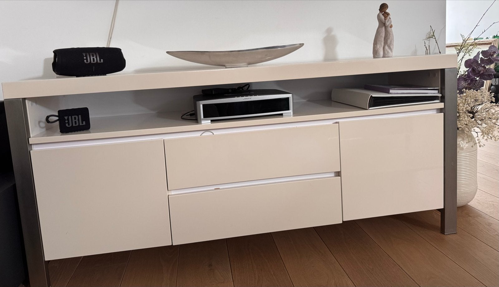 Modern tv-meubel / dressoir met opbergruimte, Huis en Inrichting, Woonaccessoires | Cd- en Dvd-rekken, Ophalen, Overige materialen
