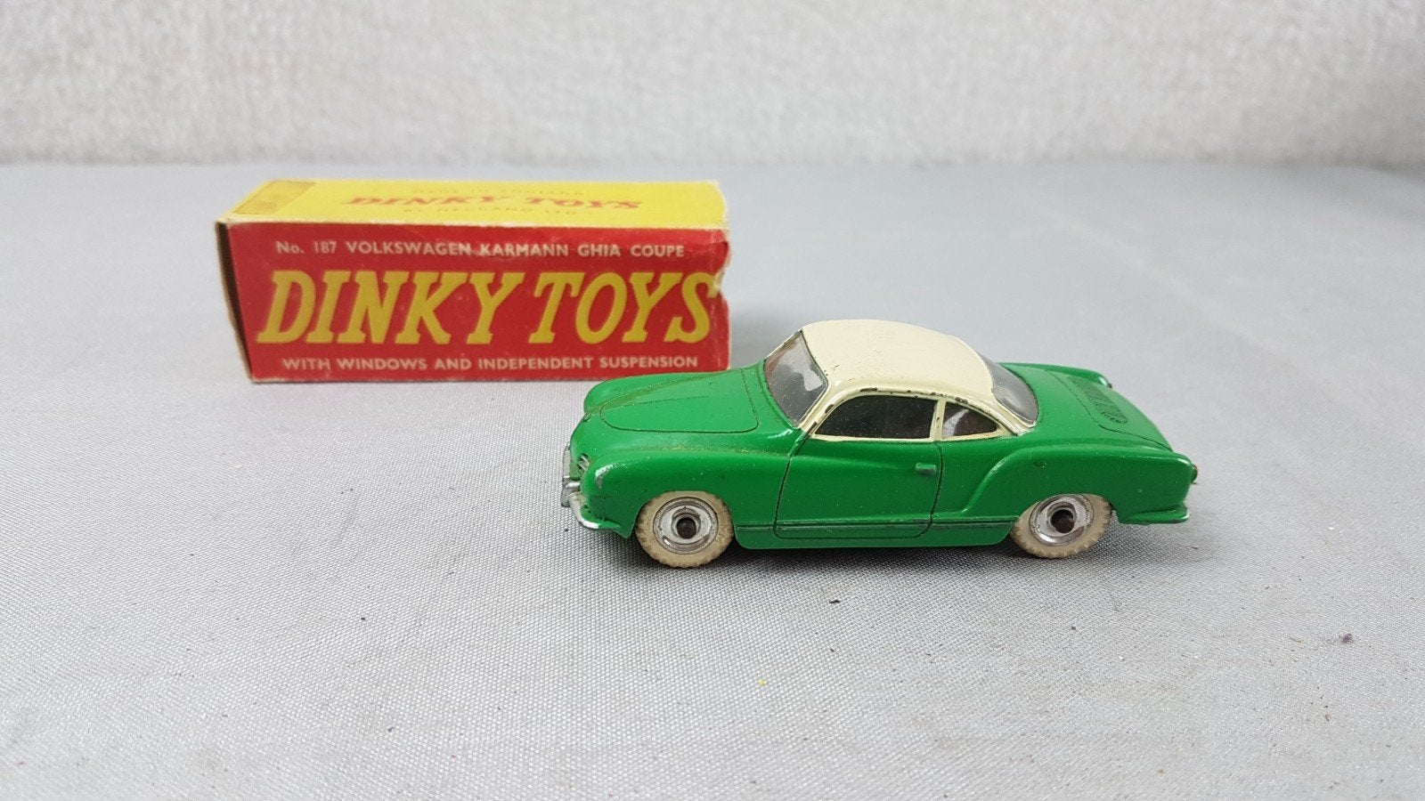 Dinky Toys Volkswagen Karmann Ghia Coupé (No. 187), Ophalen of Verzenden, Gebruikt, Auto