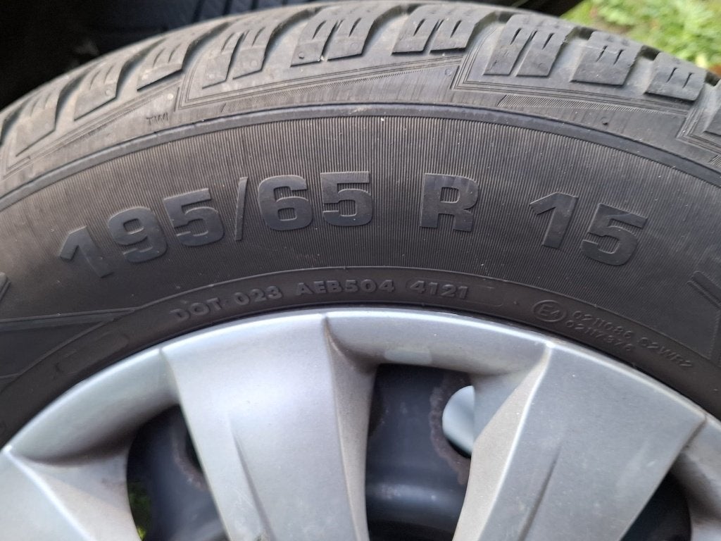 Set van 4 (winter)-banden met velgen en toyota wieldoppen, Auto-onderdelen, Ophalen, Gebruikt, 15 inch, Banden en Velgen