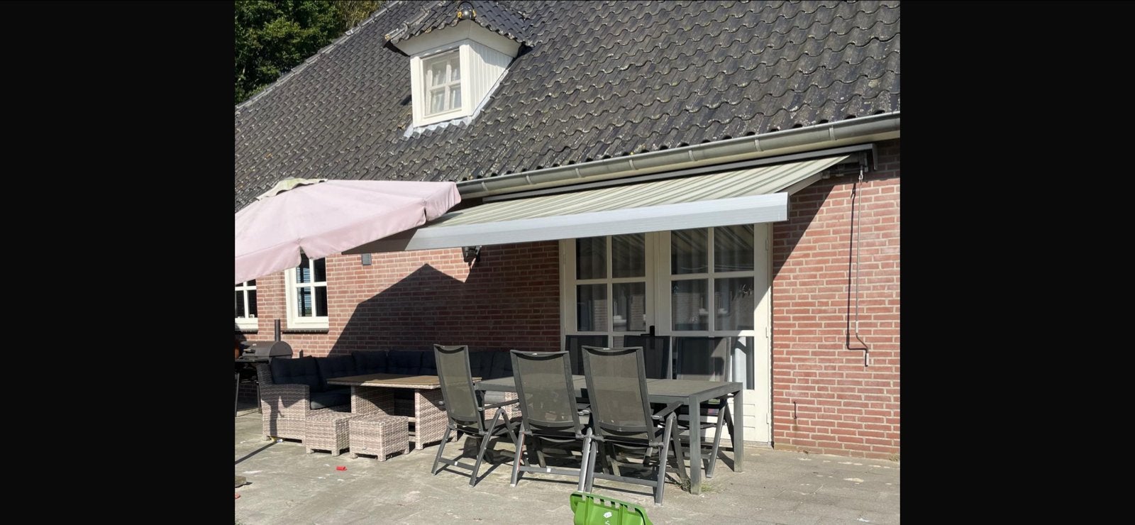 Gebruikt knikarmscherm, groen/beige gestreept, Ophalen, Gebruikt, 150 tot 300 cm, 250 cm tot 450 cm