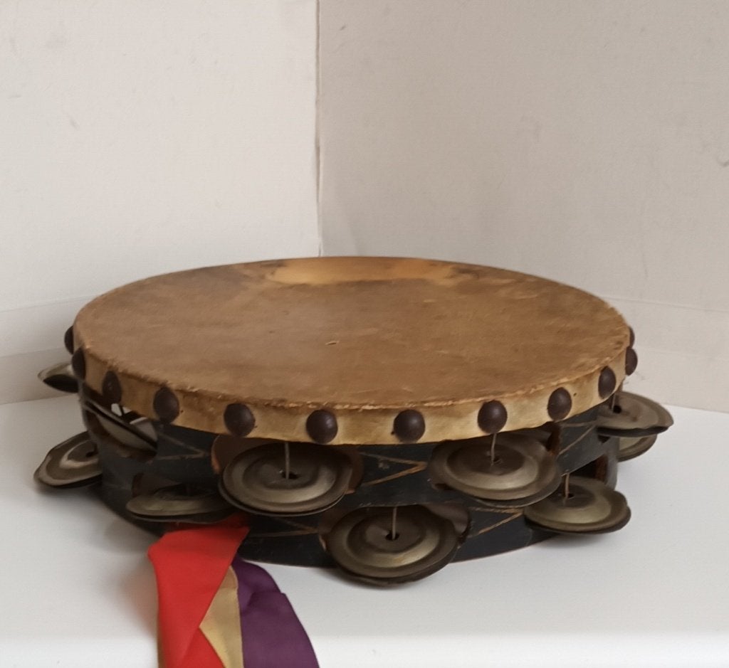 Antieke tamboerijn gemaakt van hout en geitenvel, Ophalen of Verzenden, Trommel