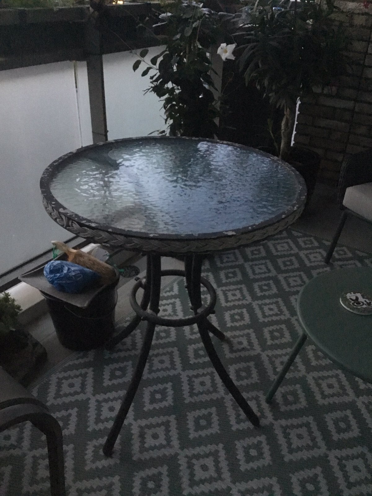 Buiten tafeltje met glasplaat., Tuin en Terras, Ophalen, Gebruikt, Rond, Metaal