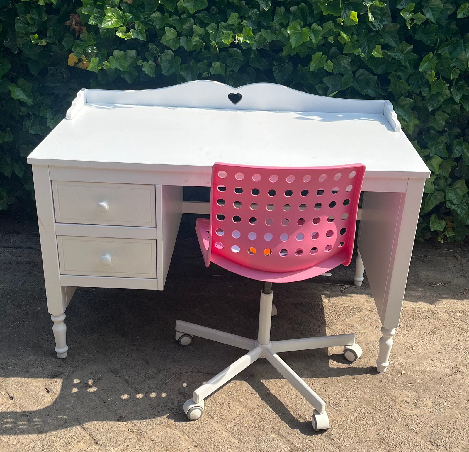 Mooi kinderbureau met 2 lades en een hartje, Kinderen en Baby's, Kinderkamer | Tafels en Stoelen, Ophalen, Zo goed als nieuw, Tafel(s) en Stoel(en)