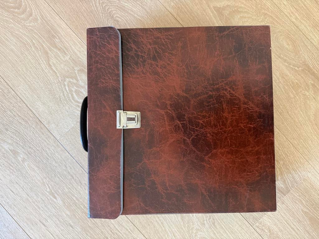 Vintage Platenkoffer - Bruin Leerlook voor LP's € 15,00, Muziek en Instrumenten, Ophalen, Gebruikt, Overige instrumenten