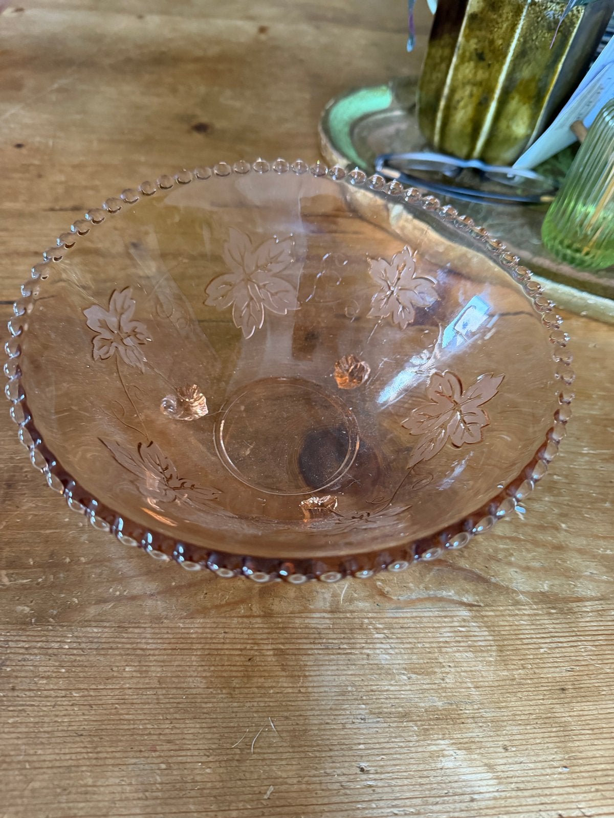Vintage Roze Glazen Schaal met Bloemenpatroon en Voetjes, Antiek en Kunst, Ophalen of Verzenden