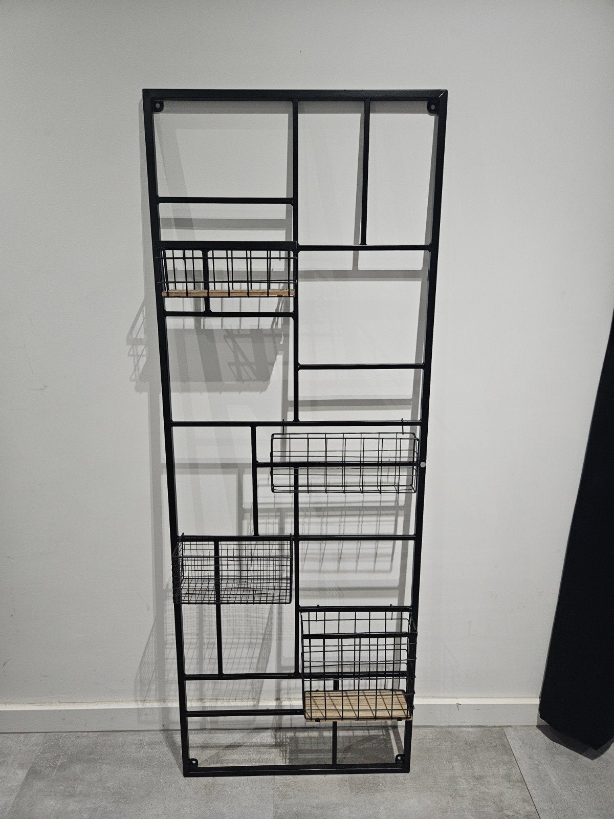 Zwart wandrek Xenos met mandjes en houten plankjes, Ophalen, Zo goed als nieuw