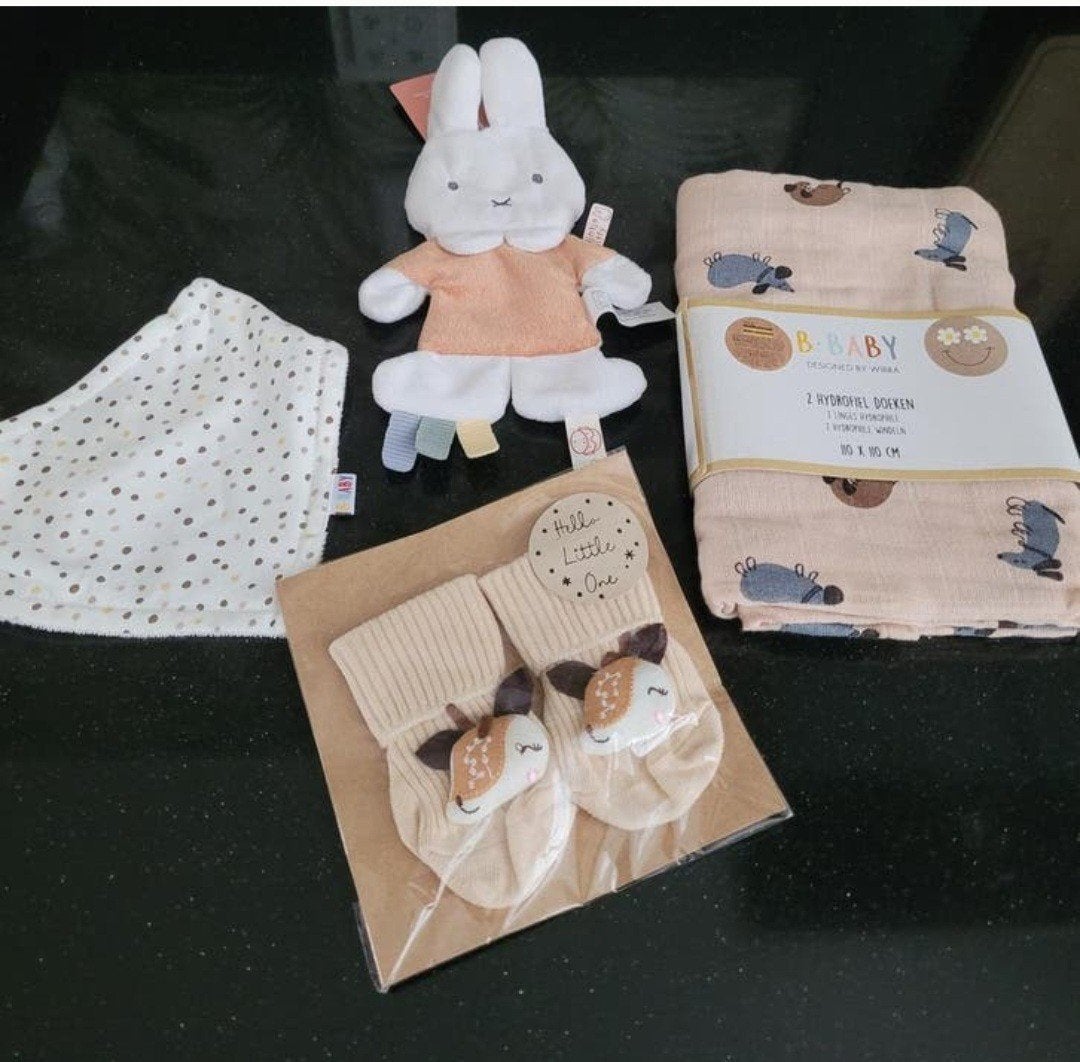 Baby cadeau set: knisperdoekje, slab, hydrofiel doek, sokjes, Ophalen of Verzenden, Nieuw, Kraamcadeau