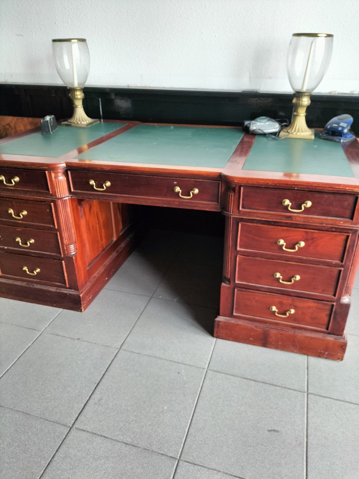 Klassiek mahoniehouten bureau met groen lederen blad, Huis en Inrichting, Ophalen, Gebruikt, Klassiek
