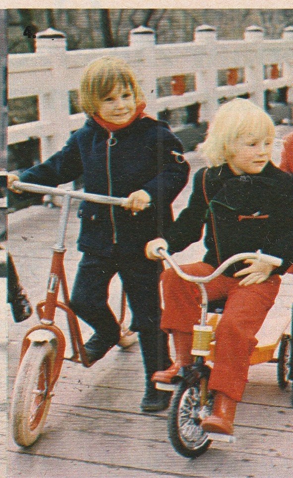 Retro reclame 1972 BF kindermode jongetjes fiets & stepje, Verzenden, Overige typen
