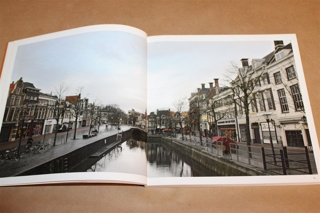 Sjoch Dizze Sted — Fotoboek Leeuwarder Binnenstad 2012, Ophalen of Verzenden, Gelezen