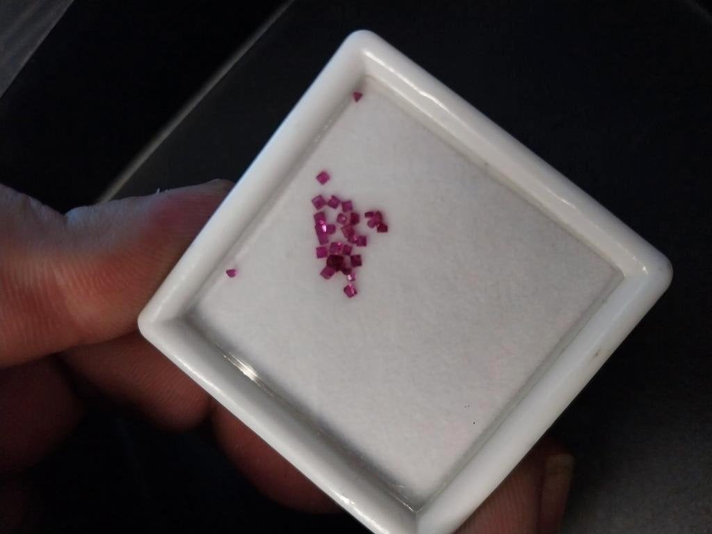 Lot kleine poly geslepen robijnen, Ophalen of Verzenden, Zo goed als nieuw