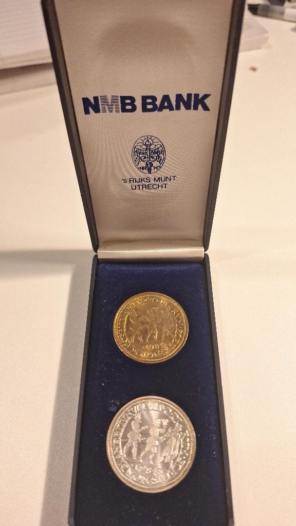 2 penningen 400 jaar na moord Willem v. Oranje 1984, Ophalen of Verzenden, Overige materialen, Nederland