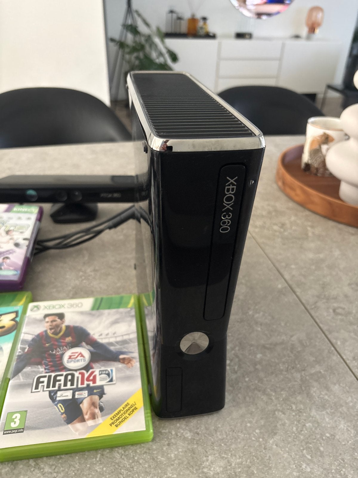 XBOX 360 met Kinect, 2 controllers en 6 spellen, Spelcomputers en Games, Games | Xbox 360, Ophalen, Gebruikt, Eén computer, Sport