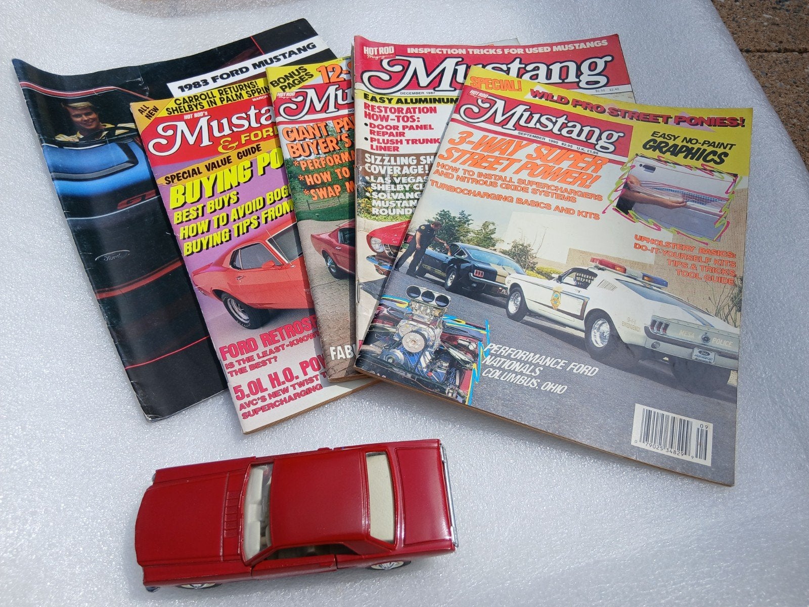 Mustang modelauto 1/32 + 4 Hot Rod tijdschriften + folder, Hobby en Vrije tijd, Modelauto's | 1:32, Ophalen of Verzenden