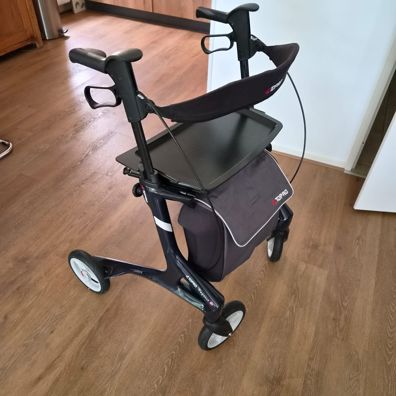 Topro Pegasus Carbon opvouwbare Rollator met dienblad, Diversen, Ophalen, Lichtgewicht, Zo goed als nieuw