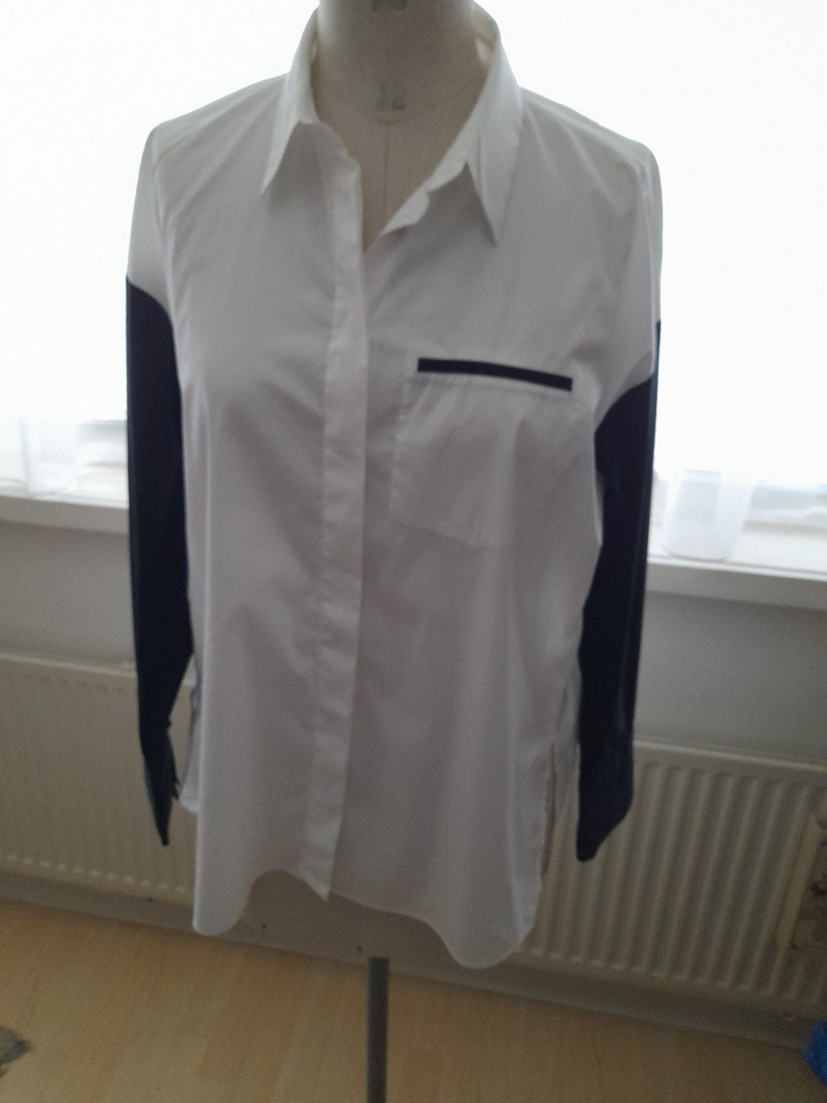Mooie witte blouse met donkerblauwe mouwen in  mt 40., Maat 38/40 (M), Wit, Ophalen of Verzenden, Zo goed als nieuw