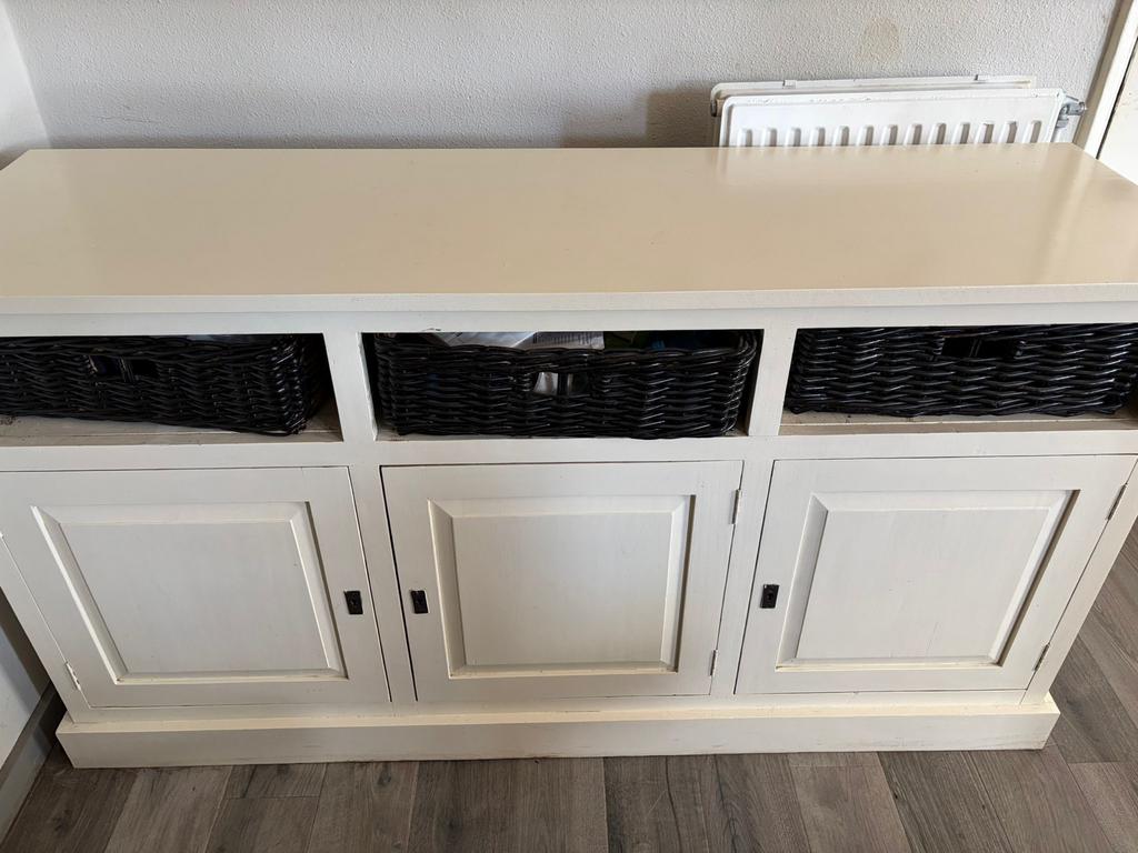Crèmekleurig dressoir met 3 deuren en 3 rieten manden, Gebruikt, Overige houtsoorten, 50 tot 100 cm, Ophalen of Verzenden