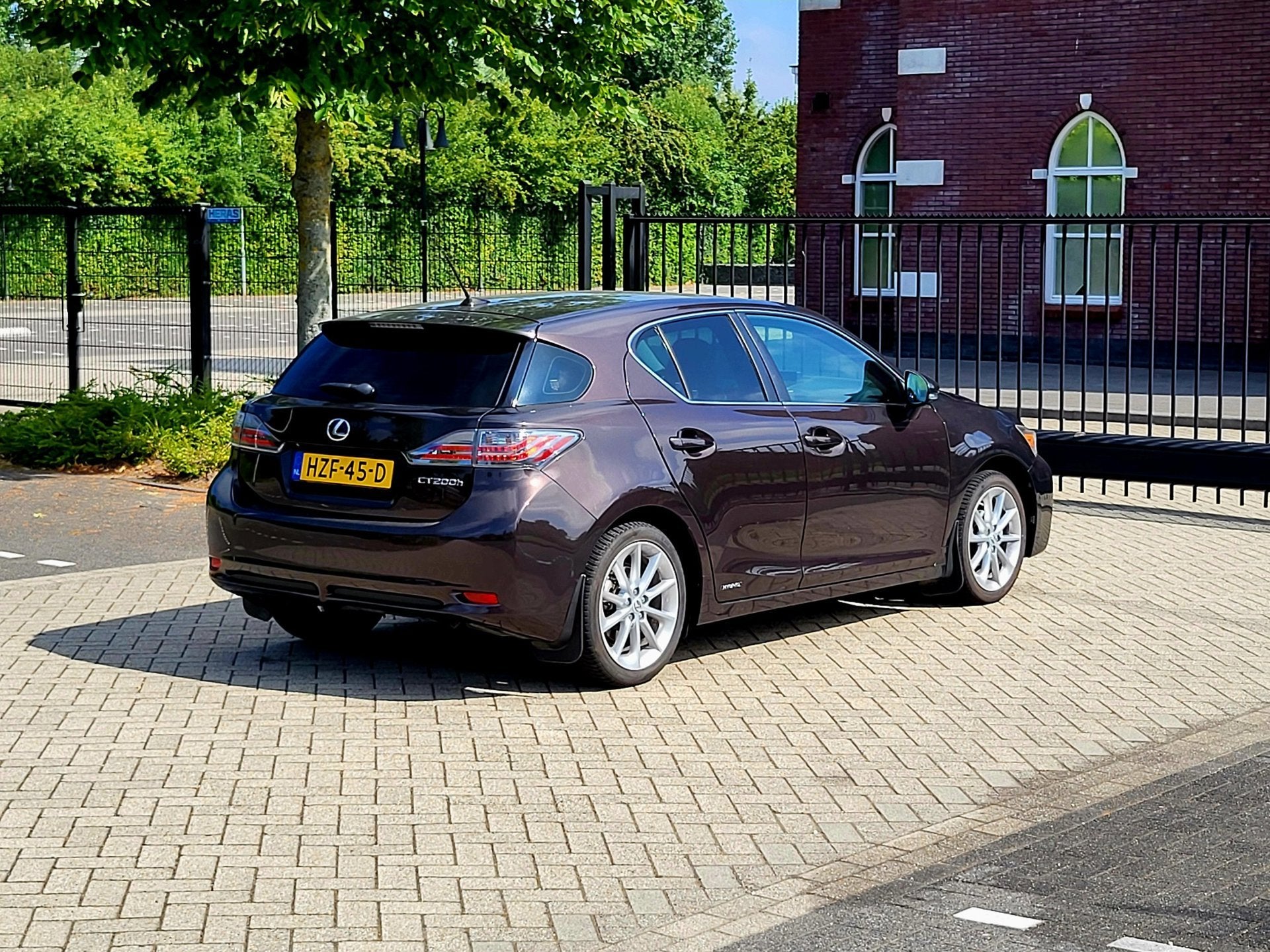 Lexus CT 200h Hybride 136 ch • Boîte auto • Cuir beige • GPS • Caméra de recul • Keyless