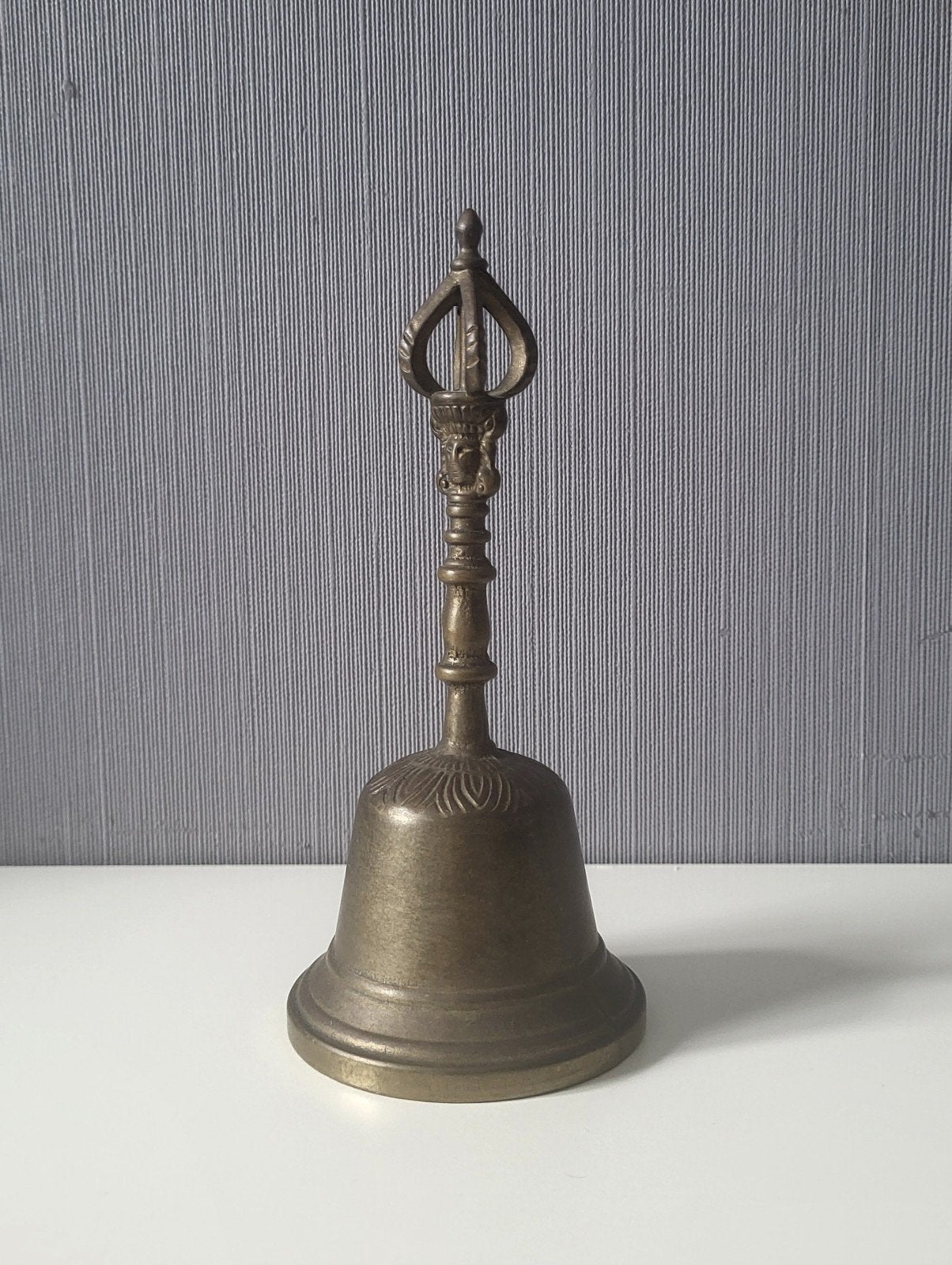 Oude koperen / messing tafelbel met uitgewerkt handvat, Ophalen of Verzenden