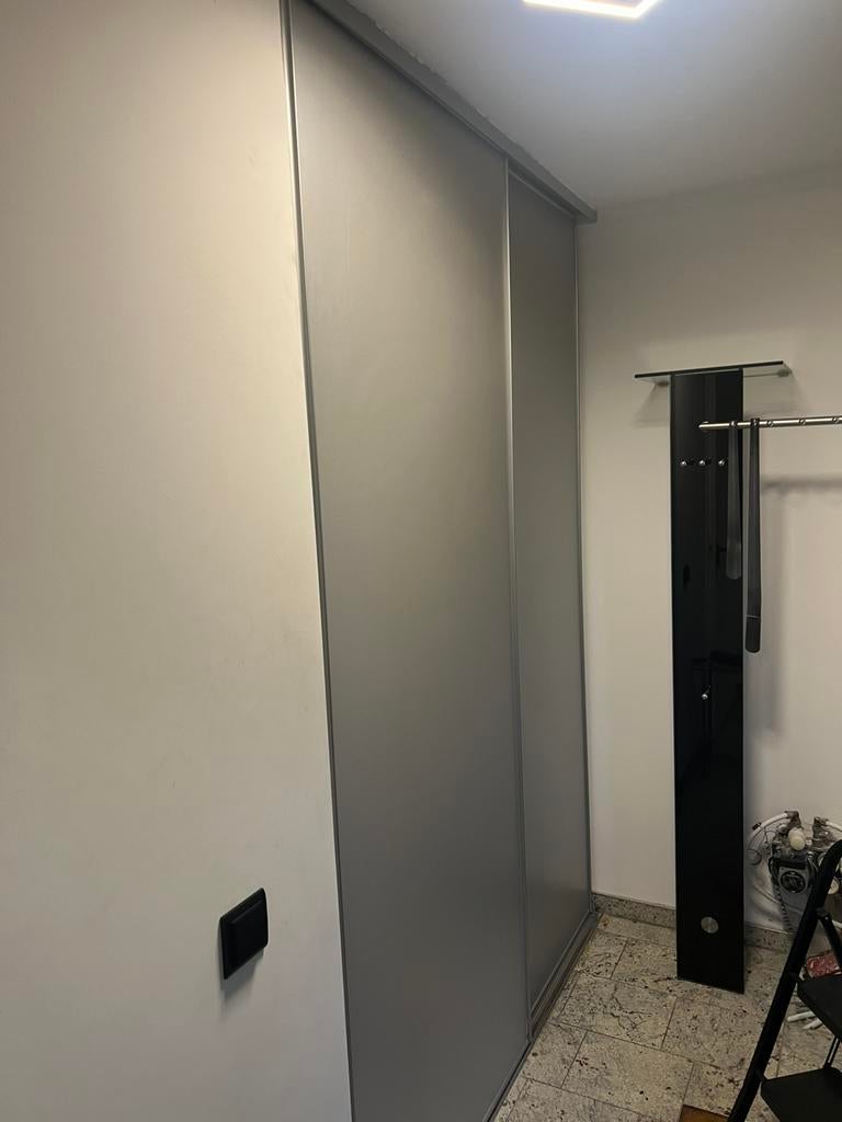 Schuifdeur met inrichting van Ikea kledingkast