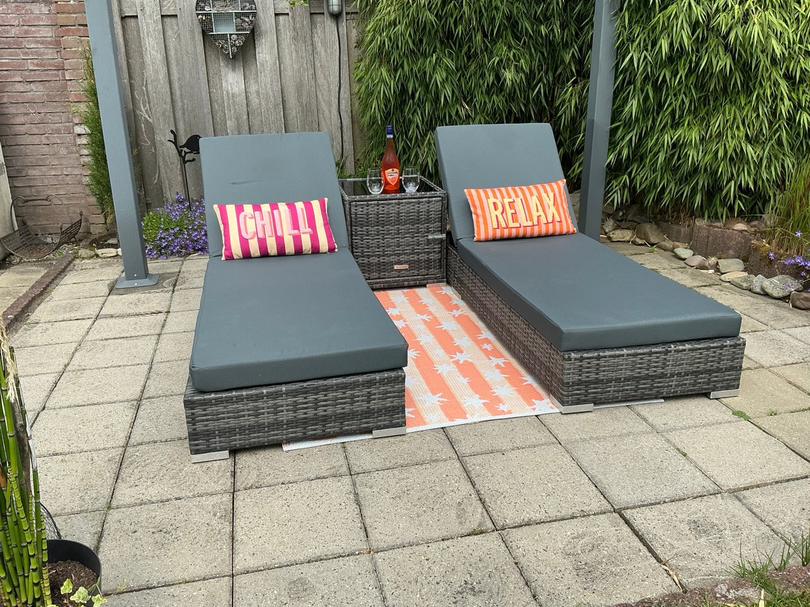 Wicker ligbedden met bijzettafel - Zo goed als nieuw, Tuin en Terras, Tuinsets en Loungesets, 2 zitplaatsen, Bijzettafel, Ophalen of Verzenden