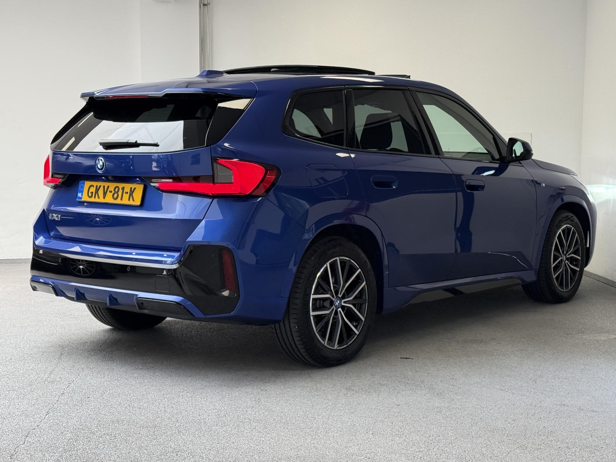 BMW iX1 eDrive20 67 kWh M-Sport | SOH 98% | PANO | CAMERA |, Auto's, 514 km, Gebruikt, Blauw, Automatische klimaatregeling