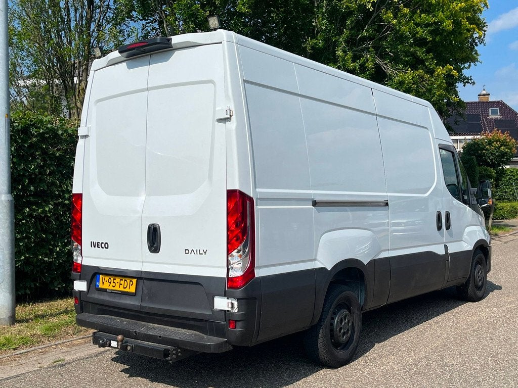 Iveco Daily 35S14 L2H2 Euro 6 | Airco | 3500kg trekgewicht, Auto's, Bestelauto's, Startonderbreker, Gebruikt, Iveco, Wit