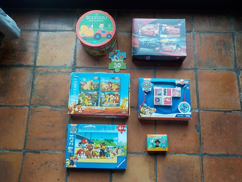 verzameling van 13 leuke puzzels Disney Lion King Paw Patrol, Ophalen of Verzenden, 10 tot 50 stukjes, Zo goed als nieuw, 2 tot 4 jaar