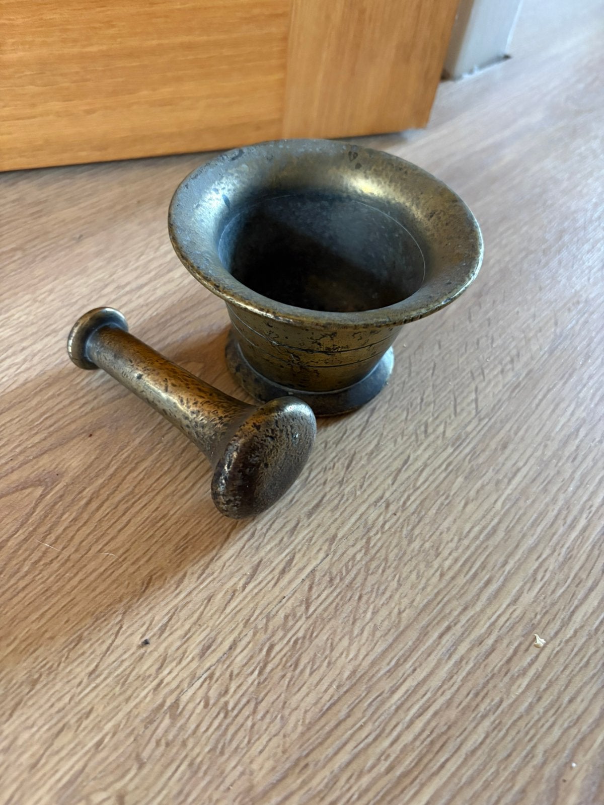 Mortier en stamper, Ophalen