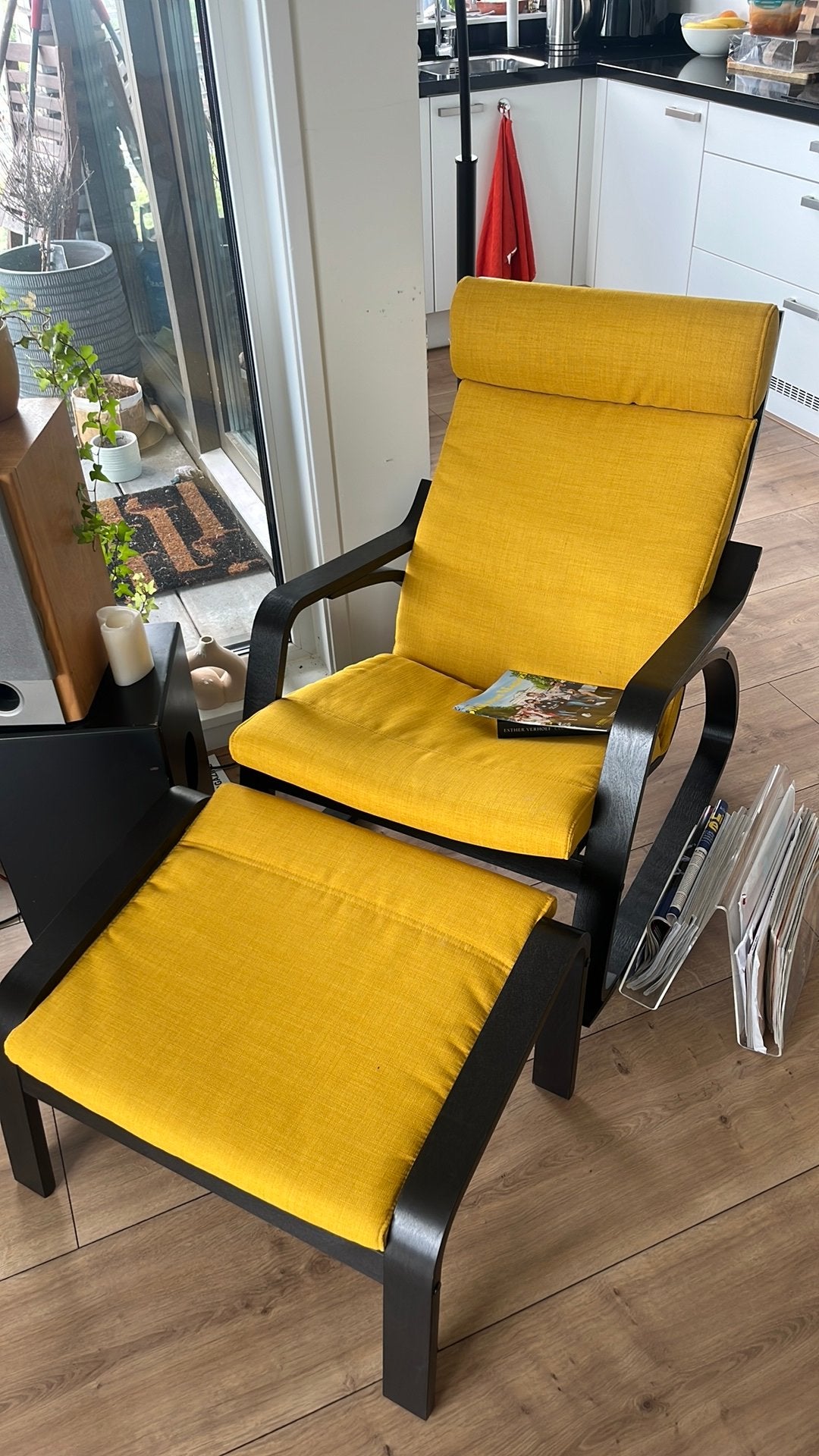 Gele ikea poang schommelstoel + voetensteun, Tuin en Terras, Ligbedden, Ophalen, Zo goed als nieuw, Kunststof