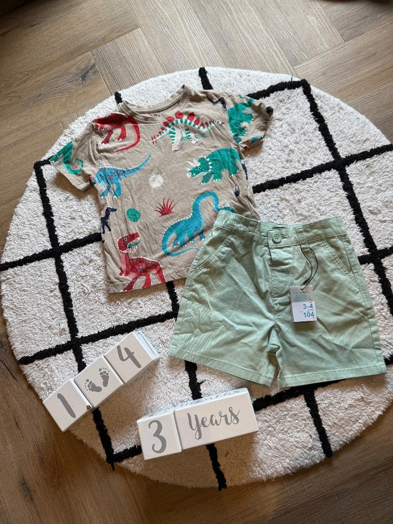 Nieuw 2x Primark groen short & dino shirt top 98 104 set, Ophalen of Verzenden, Zo goed als nieuw, Meisje, Jurk of Rok
