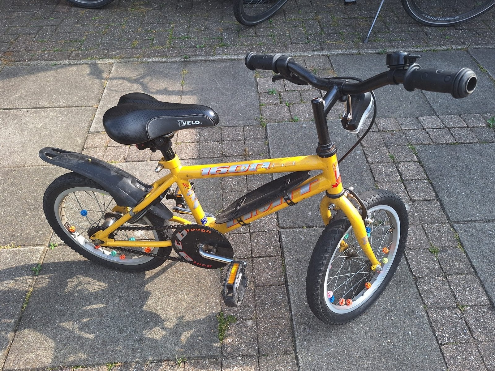 Gele kinderfiets 16 inch met spatborden en standaard, Ophalen, Gebruikt, Velgrem, 16 tot 20 inch