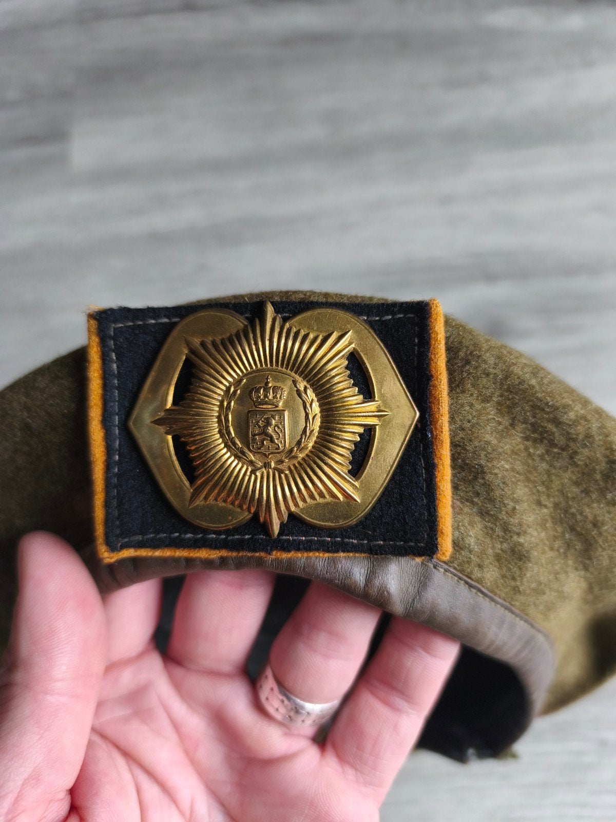 NDVN baret met eerste model embleem, Ophalen of Verzenden, Landmacht, Nederland, Embleem of Badge