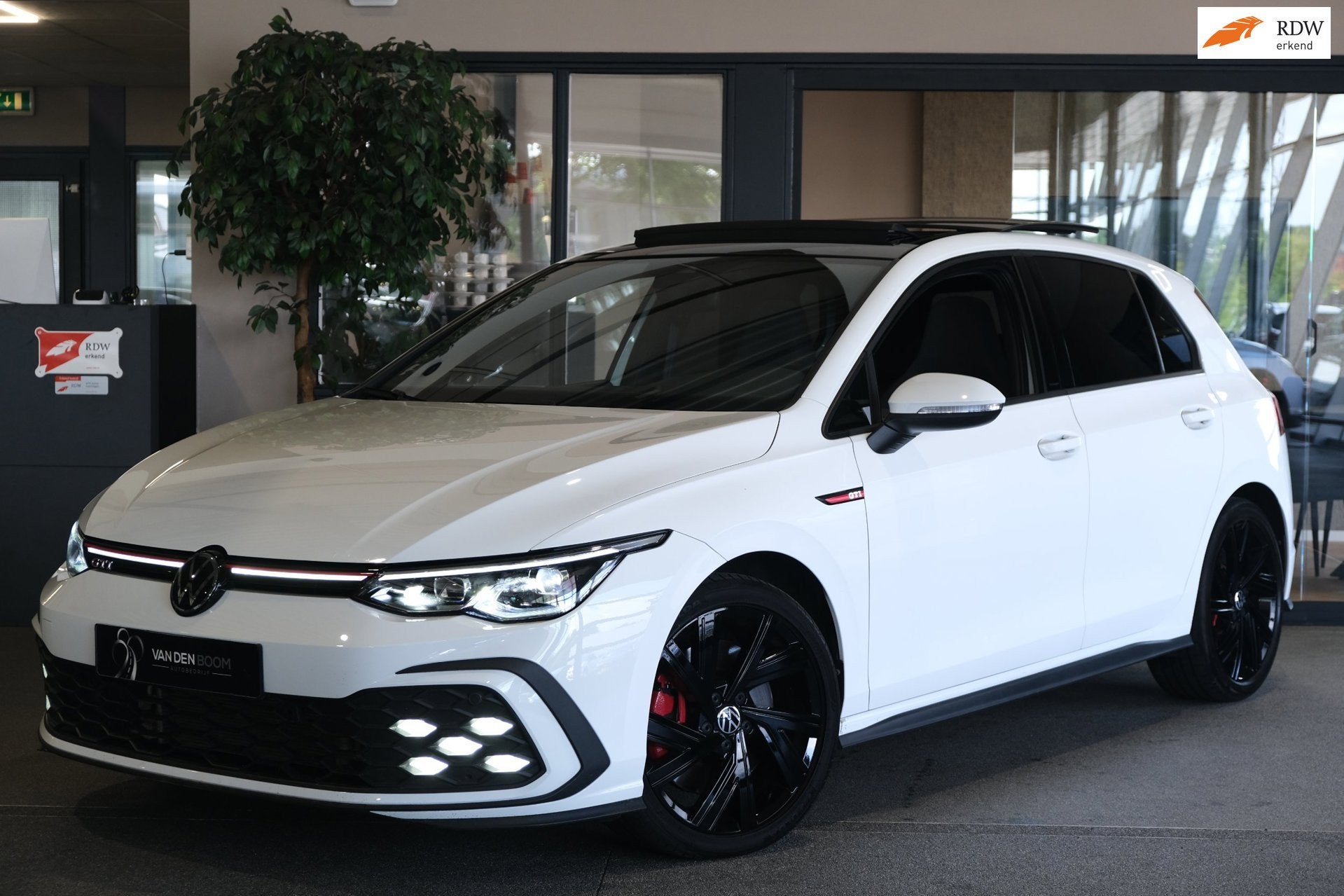 Volkswagen Golf 8 2.0 TSI GTI 245PK DSG Pano Led ACC Trekhaa, Gebruikt, 4 cilinders, 1984 cc, Wit