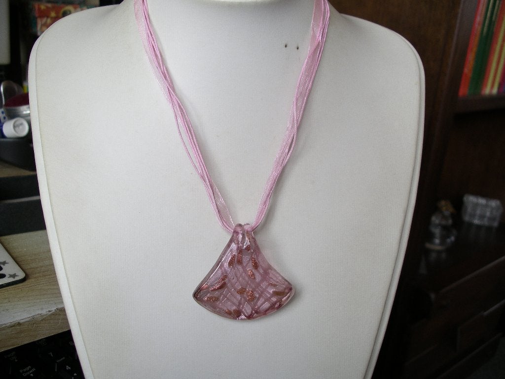 Een Roze Veter/lint ketting met Mond Geblazen Glas Hanger, Verzenden, Overige materialen, Ketting
