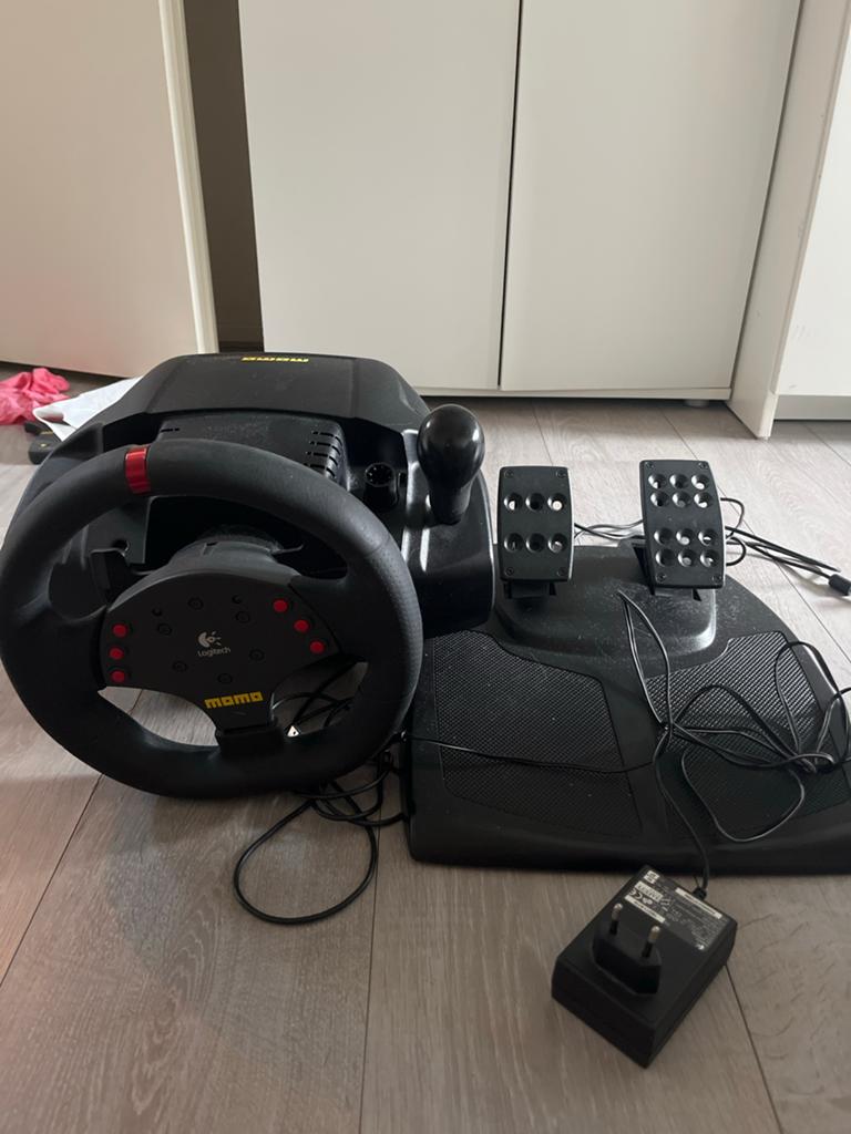 Logitech MOMO Racing Force Feedback Stuurwiel + Pedalen, Ophalen of Verzenden, Gebruikt, Racen en Vliegen