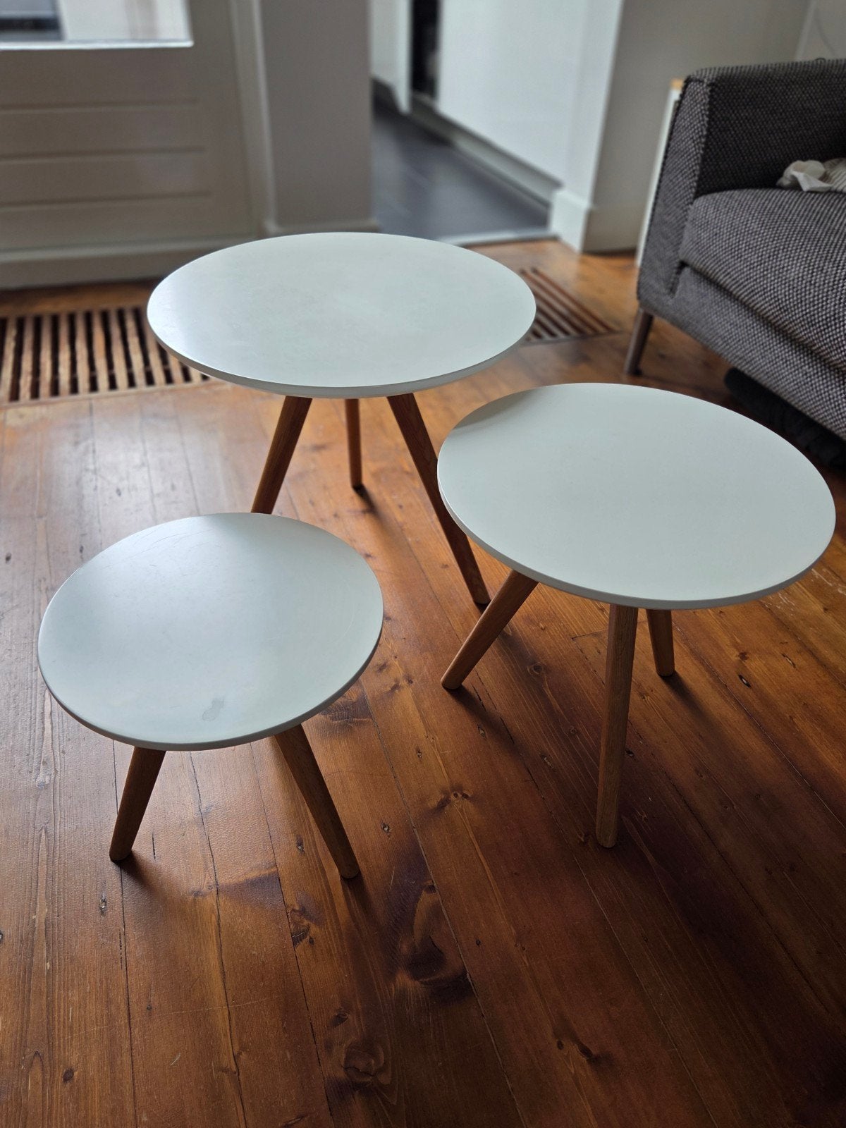 3 ronde bijzettafels - wit met houten poten, Minder dan 45 cm, Minder dan 55 cm, Gebruikt, Modern, Scandinavisch