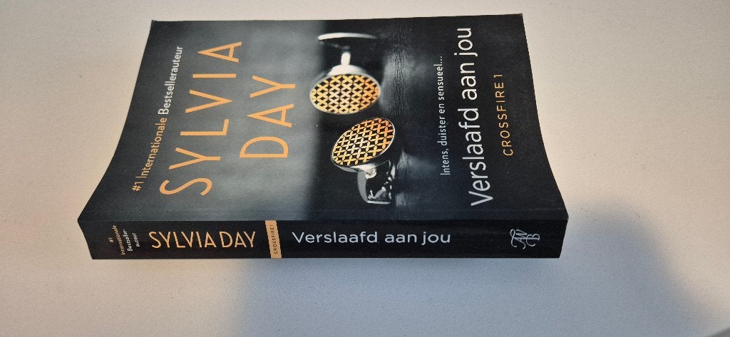Sylvia Day – Verslaafd aan jou, Ophalen of Verzenden, Zo goed als nieuw, Sylvia Day, Nederland