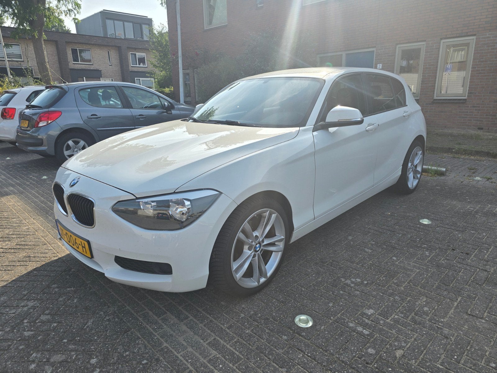 BMW 1-Serie 114I 5-DR 2015 Wit  210PK, Auto's, 1-Serie, Achterwielaandrijving, 4 cilinders, Wit
