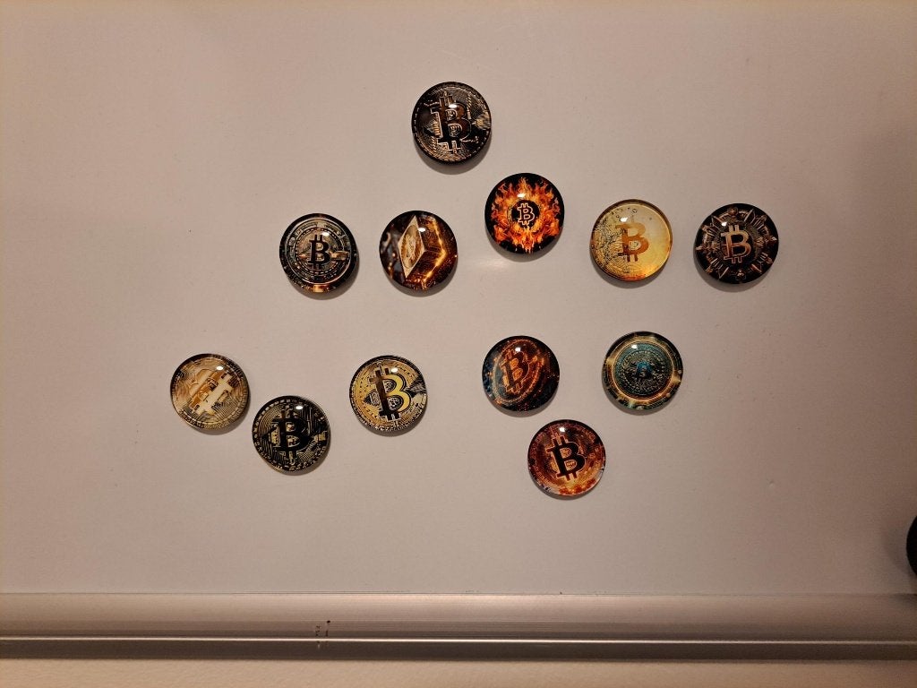 bitcoin - 12 koelkast magneten, Ophalen of Verzenden, Nieuw, Gebruiksvoorwerp