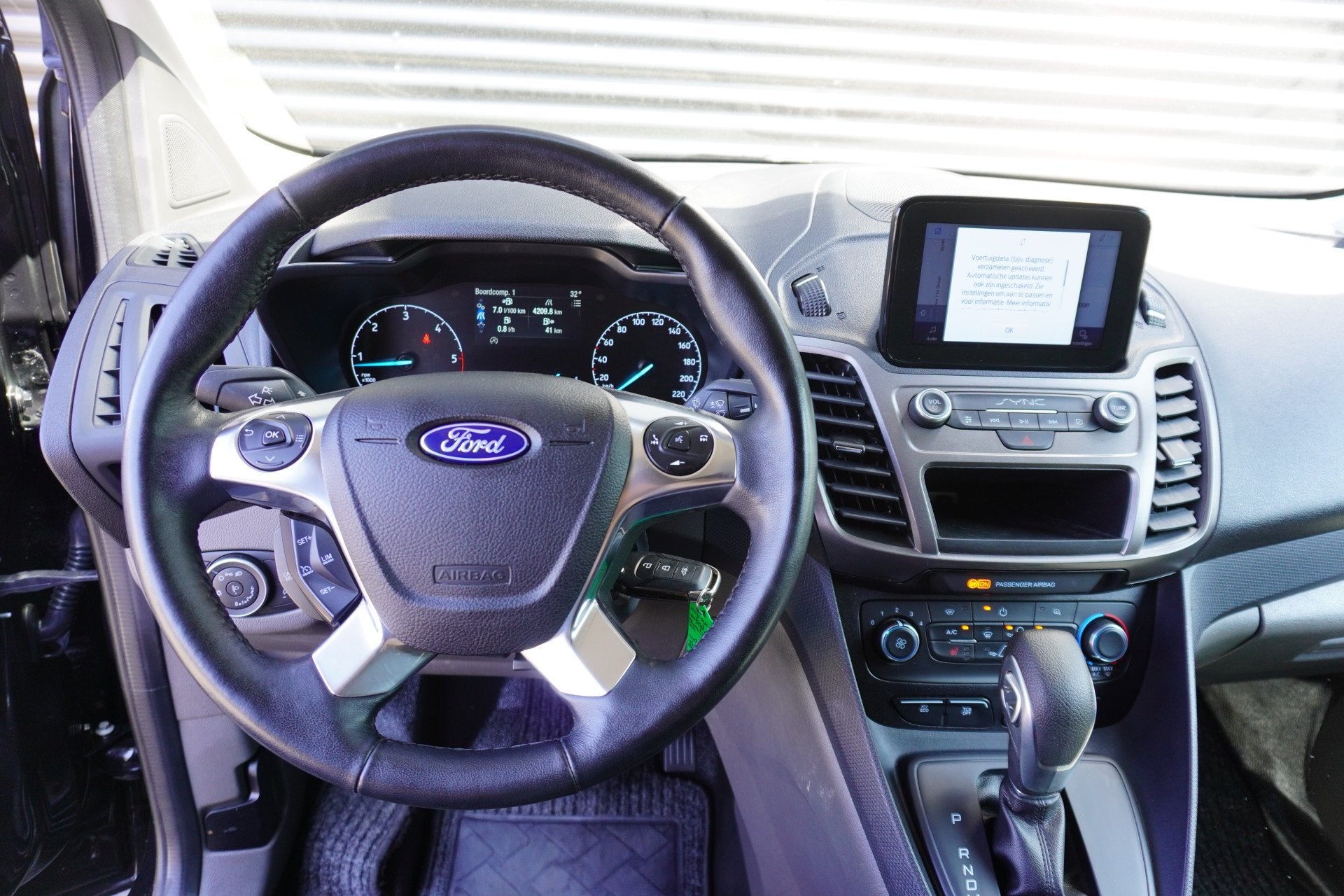 Ford Transit Connect L2 120pk Automaat Apple Carplay 16" Vel, Auto's, Bestelauto's, Gebruikt, 4 cilinders, Zwart, Bedrijf