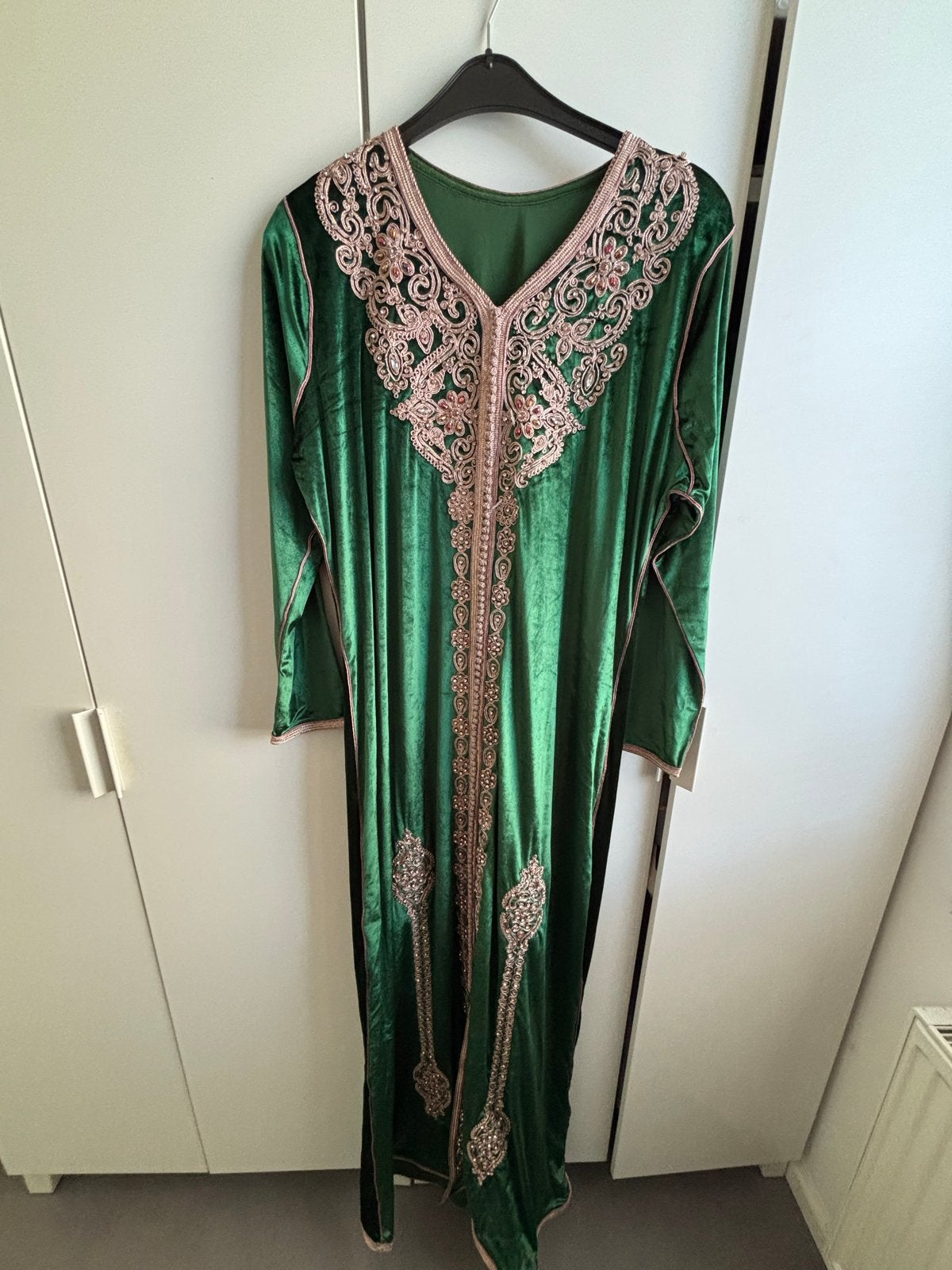 Prachtige Groene Fluweel Kaftan met Borduurwerk, Kleding | Dames, Maat 38/40 (M), Verzenden, Zo goed als nieuw, Onder de knie