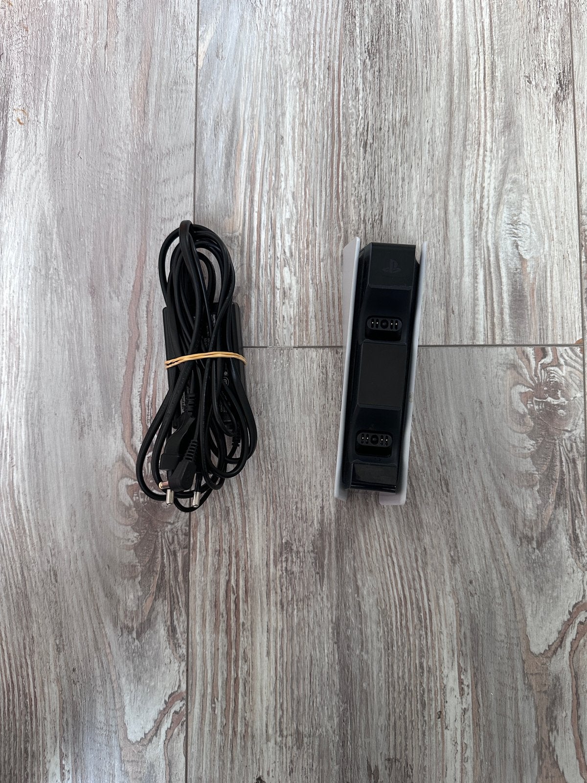 PS5 DualSense oplaadstation en kabel, 2 spelers, Ophalen of Verzenden, Zo goed als nieuw, Eén computer